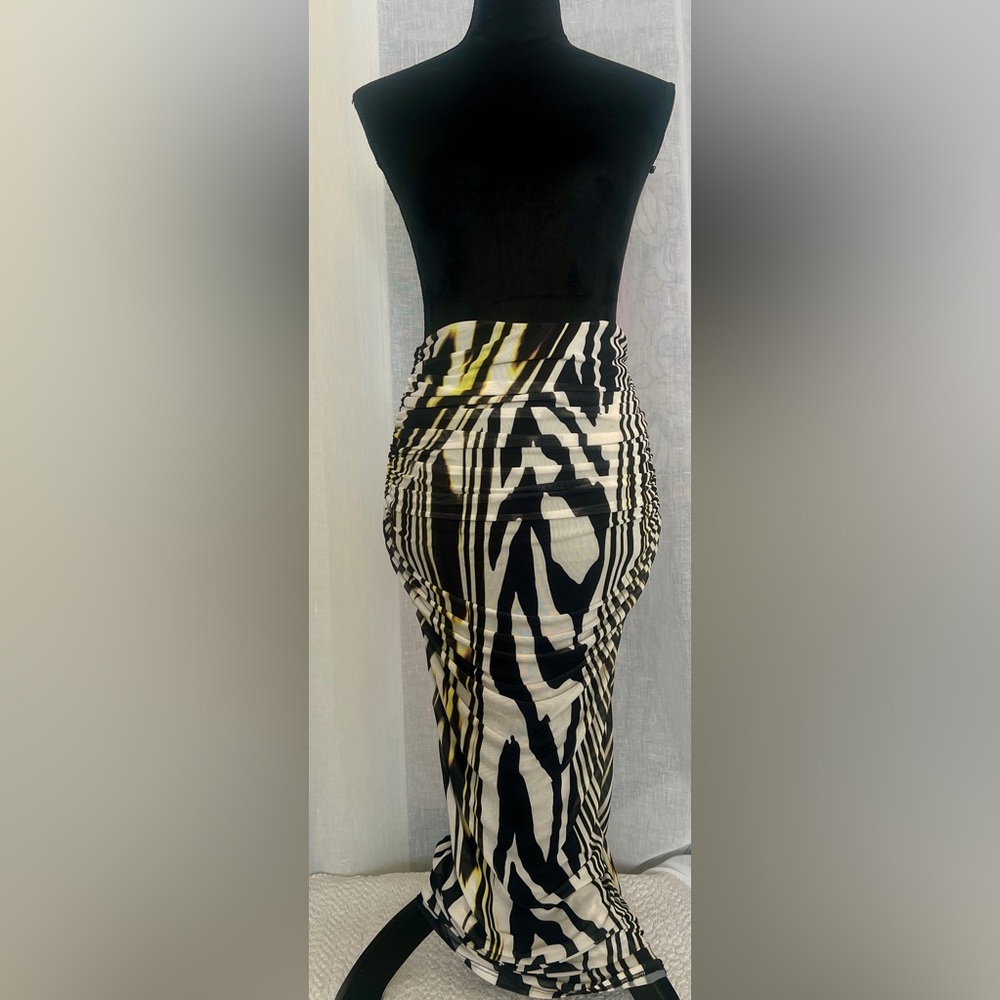 Stylish Black and White Patterned Skirt/dress